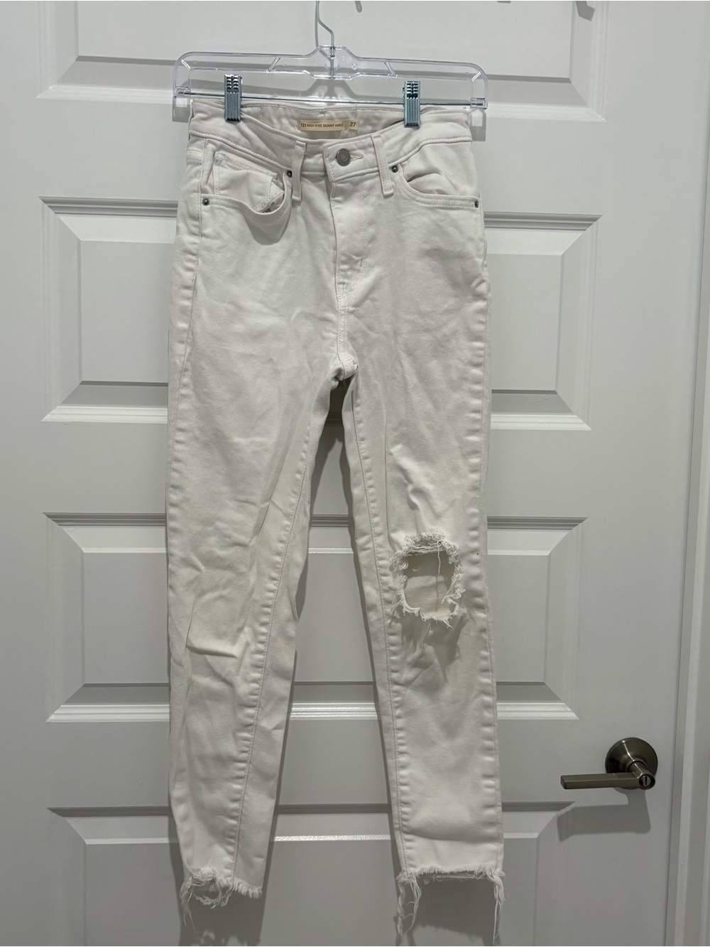 Levi's White Skinny Jeans with Distressed Knee